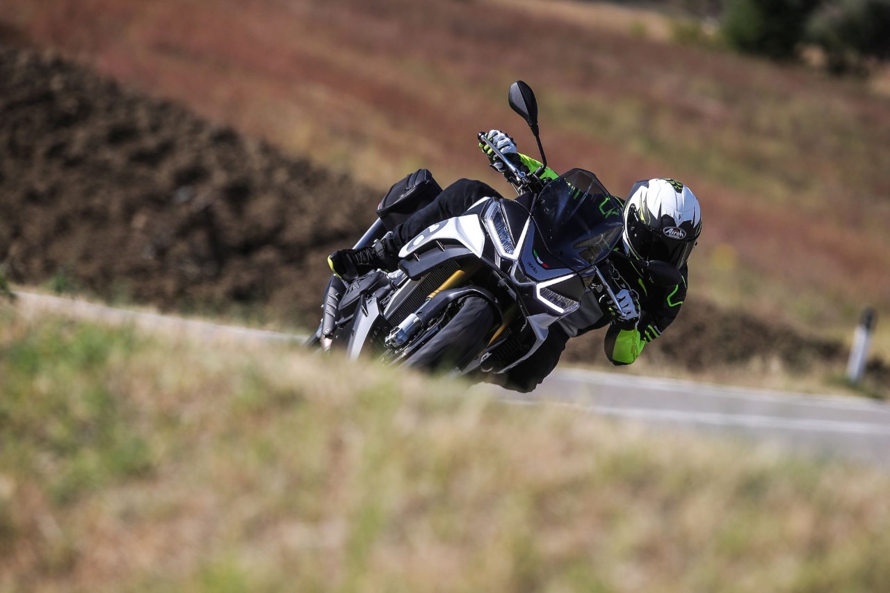 Aprilia Tuono V4 VS KTM 1290 Super Duke GT: la SFIDA delle hypernaked!